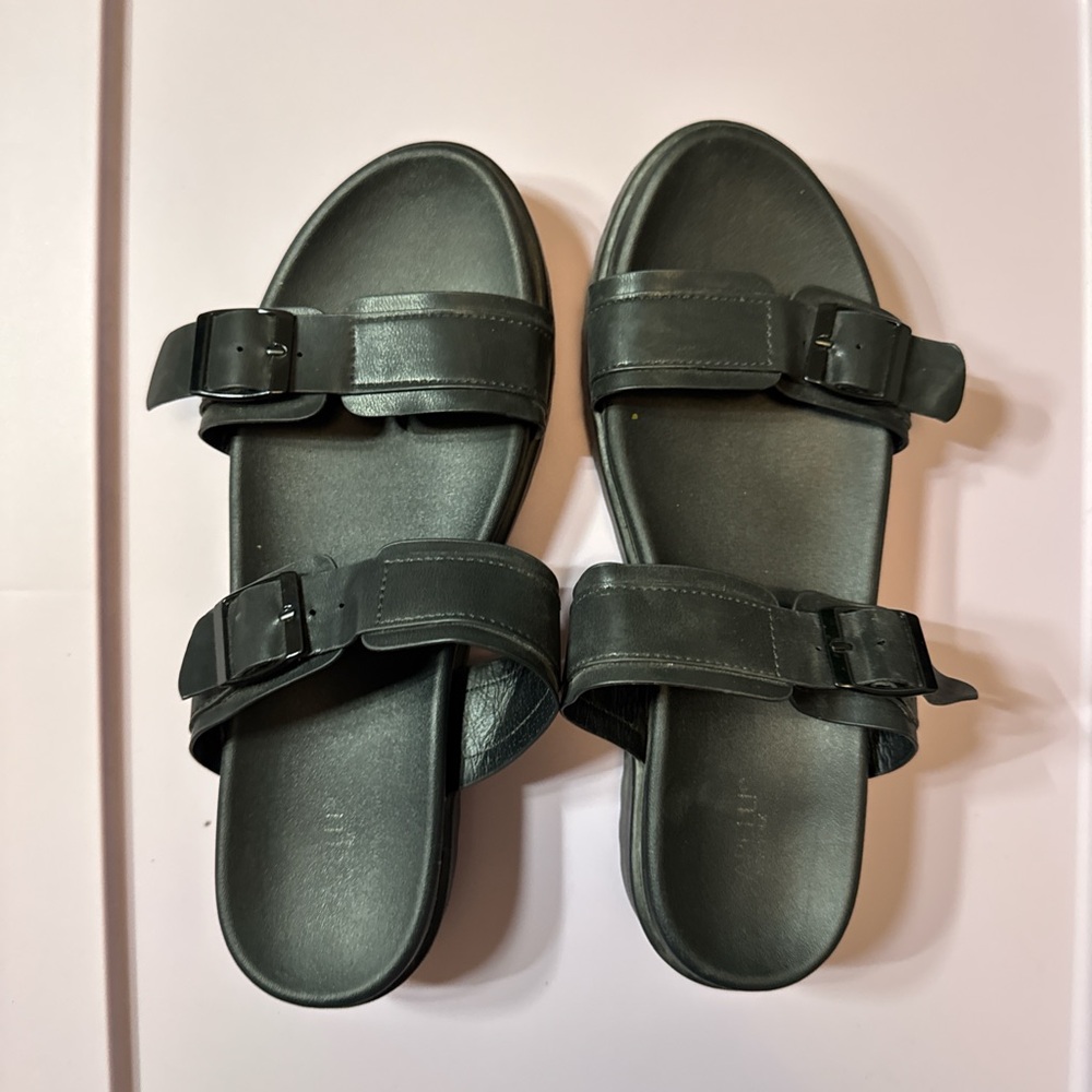 Capelli of New York Black Buckle Sandals